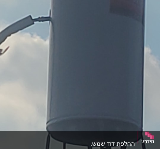 דוד שמש מותקן על גג עם צינורות מחוברים